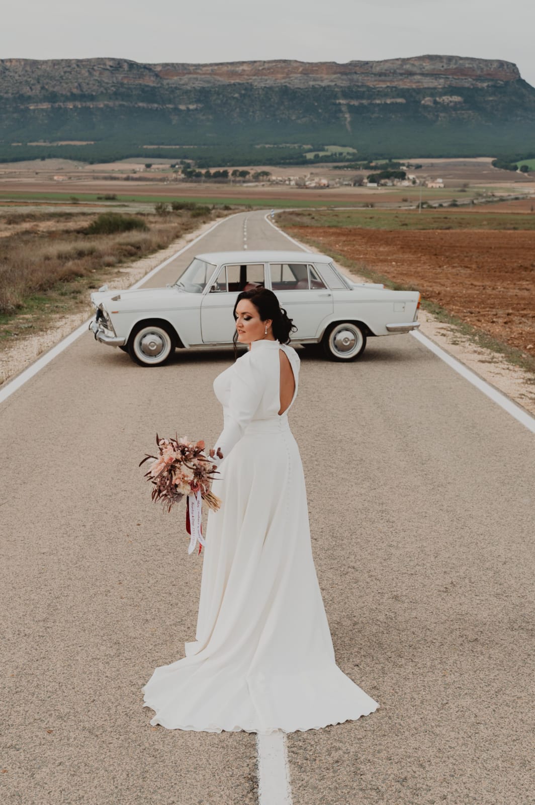Novios con coche clásico